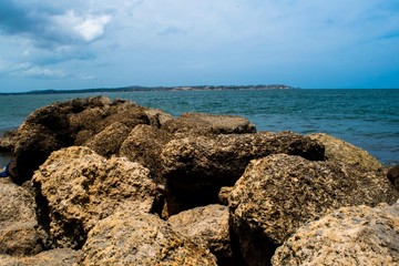 Fototapeta na wymiar rocas en el mar