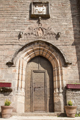 Portique et tympan de l'église de Lassouts dans l'Aveyron