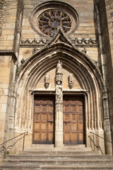 Portail et tympan de l'église de Saint-Côme d'Olt