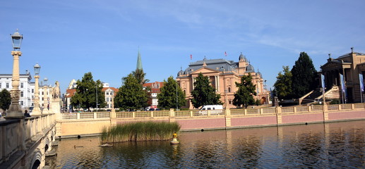 Fototapeta na wymiar Schwerin, Alter Garten mit Staatstheater und Museum