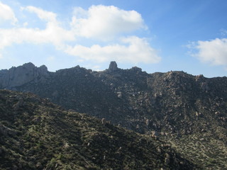 Fototapeta na wymiar View of Tom's Thumb seen from the trail in the McDowell Sonoran mountain preserve with blue sky in the background