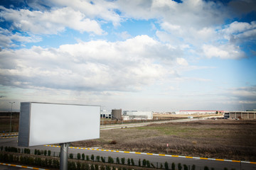 Obraz premium Blank billboard on the side of the road