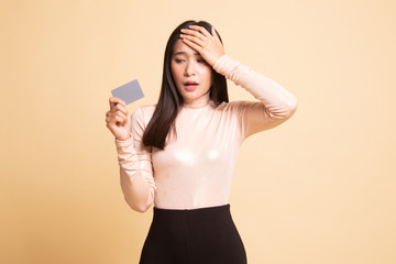 Naklejka premium Young Asian woman headache with a blank card.