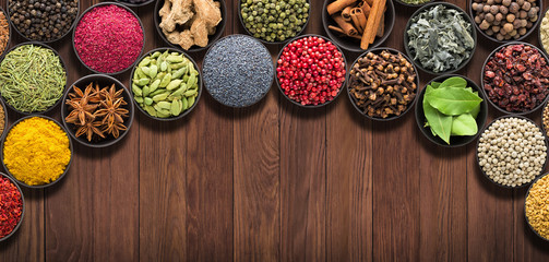 Legen Sie europäische Gewürze auf Holztisch. Hintergrund von Gewürzen und Kräutern für Lebensmitteletiketten © dmitr1ch