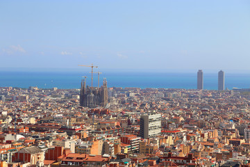 Fototapeta premium Piękny widok na Barcelonę ze słynnym kościołem Sagrada Familia,