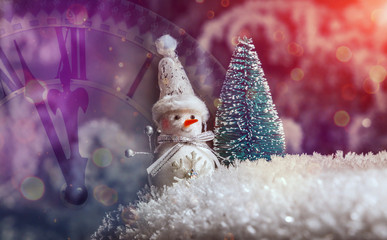 Obraz premium Classic postcard. for a Christmas project or a festive winter background. Christmas snowman with decoration and lighting. concepsion of Christmas holidays. retro, instagram filter.