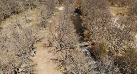Paisaje aéreo rio en bosque con puente