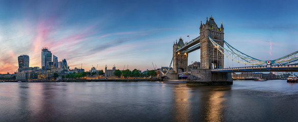 Fototapeta na wymiar Panorama der Skyline von London am Abend: von der Tower Brücke bis zum Finanzbezirk City