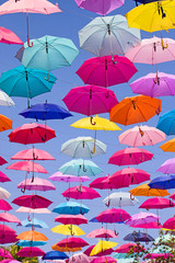 Fototapeta na wymiar viele fliegende, bunte Regenschirme