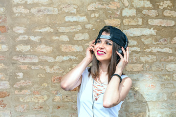  pretty girl listening music