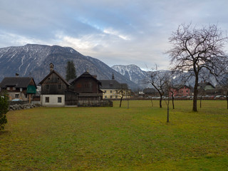 Casitas típicas del pueblo de Hallstatt, uno de los pueblos más bonitos de Austria en invierno de 2018