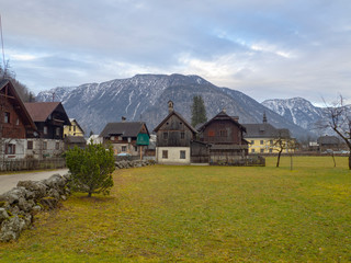 Fototapeta na wymiar Casitas típicas del pueblo de Hallstatt, uno de los pueblos más bonitos de Austria en invierno de 2018