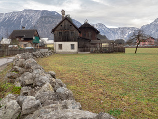 Casitas típicas del pueblo de Hallstatt, uno de los pueblos más bonitos de Austria en invierno de 2018