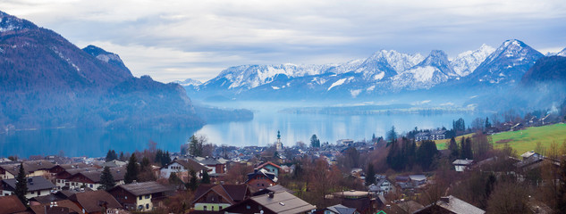 Vistas del lago Wolfgangsee desde el pueblo de Sankt Gilgen en Austria, invierno de 2018