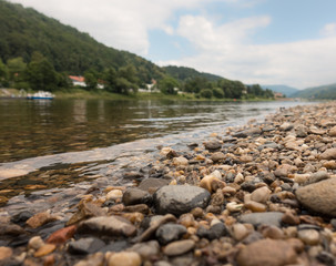 Fototapeta premium Kieselsteine am Ufer der Elbe