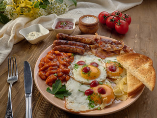 Fried eggs,stewed beans,delicious sausages and toast.