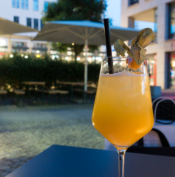 Drink mit Eis uns Strohalm