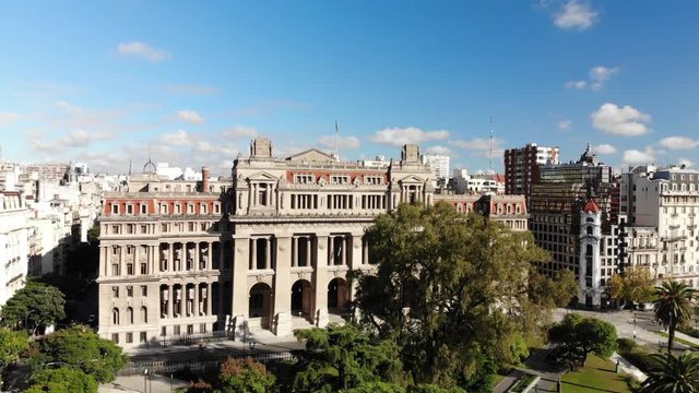 Reveal type shot of Corte Suprema de la Naci&oacute;n Argentina in Plaza Lavalle on a clear day with blue sky