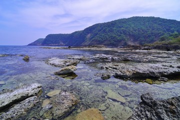 Fototapeta na wymiar 五色浜は山陰海岸国定公園の日本海の荒波の浸食によって造られた大きな岩などで構成されます。