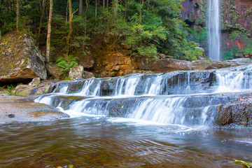 Obraz premium Belmore Water Falls, New South Wales. Cascading Water on Rocks and Pond.