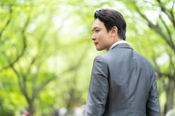 公園でリラックスするサラリーマン