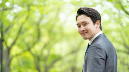 公園でリラックスするサラリーマン