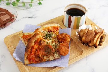 美味しそうなピザとコーヒー