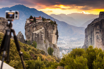 Obraz premium Camera on tripod and Meteora monasteries