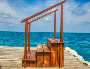 Dieses einzigartige Foto zeigt einen Steg mitten im Indischen Ozean auf den Malediven mit einer...