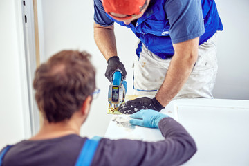 Obraz premium Two handymen working together on a house renovation.