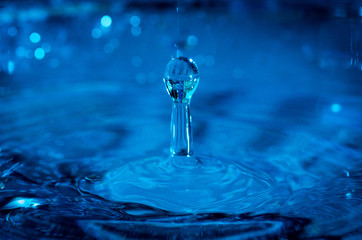 Fototapeta na wymiar Colorful detail of water drop