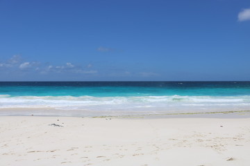 Ein traumhafter Strand, mit weißem Sand und türkises Wasser, auf der Insel Grand Soeur. Seychellen