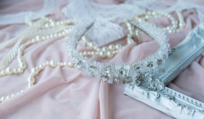 Obraz premium Wedding background with pearls and hair accessories on pink background