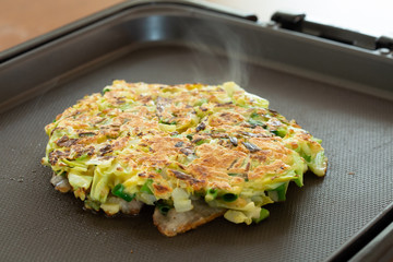 日本の伝統的な郷土料理であるお好み焼き