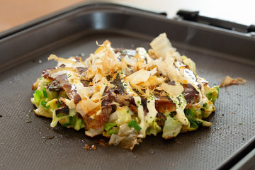 日本の伝統的な郷土料理であるお好み焼き