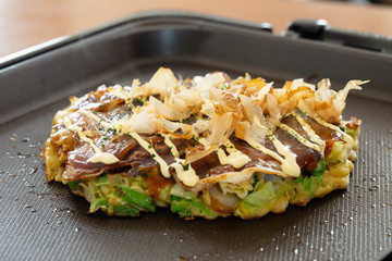 日本の伝統的な郷土料理であるお好み焼き
