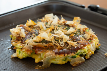 日本の伝統的な郷土料理であるお好み焼き