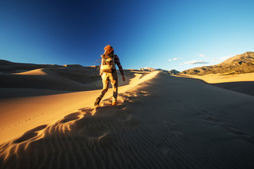 Fototapeta na wymiar A tourist traveled through the desert