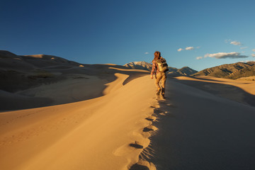 Fototapeta na wymiar A tourist traveled through the desert