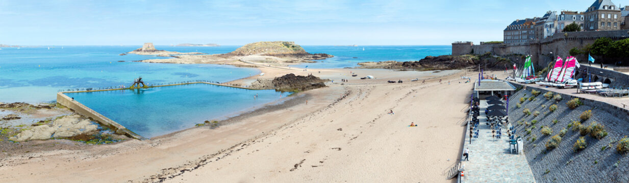 Panoramic view of Bon Secours Beach in Saint-Malo on a warm summer day