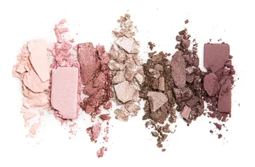 Eine zertrümmerte, neutral getönte Lidschatten-Make-up-Palette isoliert auf weißem Hintergrund © SharlottaU