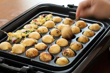 日本の伝統的な郷土料理であるたこ焼き