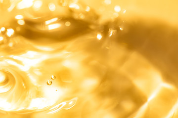 金色の液体・水・テクスチャ。美容や健康イメージ。