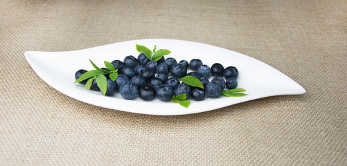 Owoce borówki z liśćmi na talerzyku blueberry