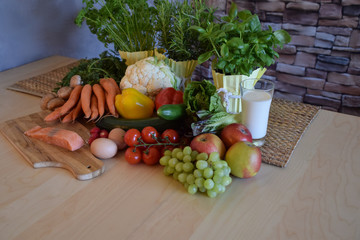 gesunde Ernährung mit Obst, Gemüse und Fisch