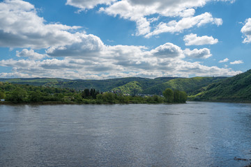 Fototapeta premium Der Rein mit weißblauen Wolken