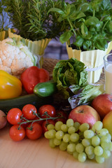 gesunde Ernährung mit Obst, Gemüse und Fisch