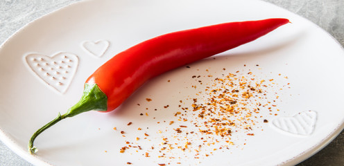 Papryka chilli na talerzu z sercami