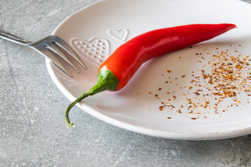 Papryka chilli na talerzu z widelcem 