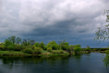 Fototapeta na wymiar Cloudy day on the river
